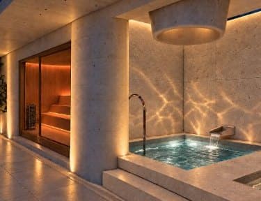 Phòng xông hơi bên cạnh bể ngâm lạnh
